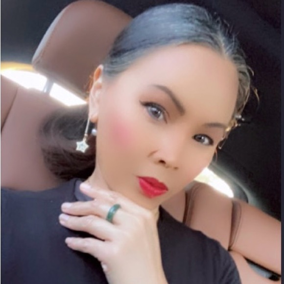 Meet your Posher, Natalia Marie Murphy. Favorite brand is Brunello Cucinelli - Picture 8 of 17